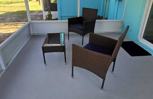 Port Richey House | Charming 1-bedroom house, full kitchen, and washer-dryer machine in Port Richey.