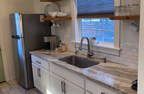 North San Antonio - SAT House | Charming 1-bedroom house in brilliant San Antonio with WiFi, AC