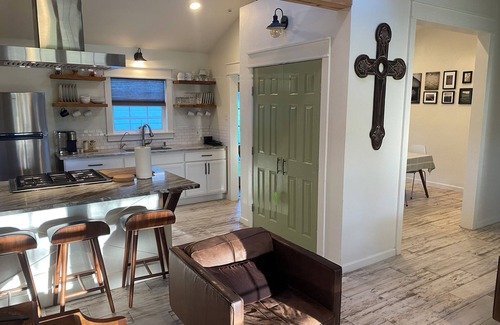 North San Antonio - SAT House | Charming 1-bedroom house in brilliant San Antonio with WiFi, AC