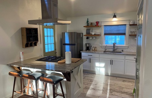 North San Antonio - SAT House | Charming 1-bedroom house in brilliant San Antonio with WiFi, AC