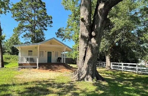 Claiborne Cottage | Charming 1-bedroom cottage with WiFi, AC in fabulous West Monroe
