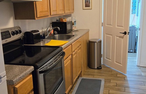 Inwood House | Charming 1-bedroom guesthouse with pool view WiFi and AC in Winter Haven