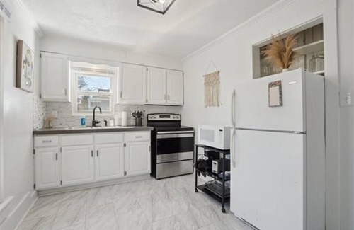 Dubuque House | Charming 1-bedroom with Office, Full Kitchen, strong WiFi, Washer, and Dryer