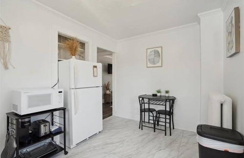 Dubuque House | Charming 1-bedroom with Office, Full Kitchen, strong WiFi, Washer, and Dryer