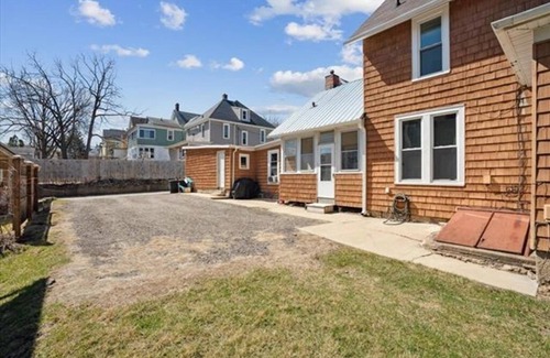 Dubuque House | Charming 1-bedroom with Office, Full Kitchen, strong WiFi, Washer, and Dryer