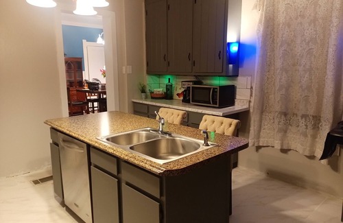 Quincy House | Charming 1-bedroom with shared house amenities in lovely Quincy with WiFi, AC