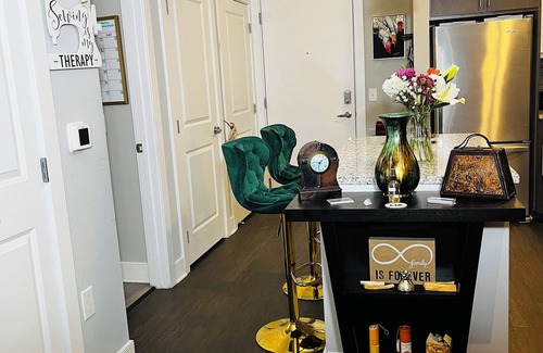Landmark Apartment | Charming 1-BR Apt/12 min to DCA, Old-Town, Capitol Hill/Long-Term Ready