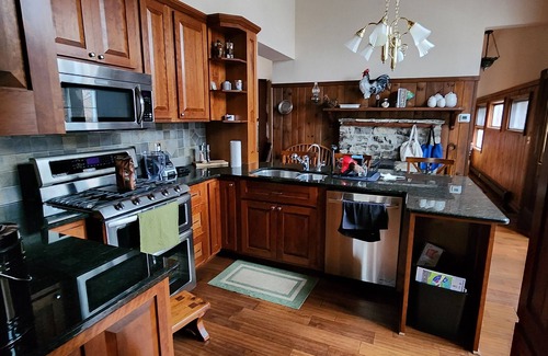 Clarence Other | Charming 1-floor modern farmhouse -ENTIRE HOUSE. Privacy wooded overlook of pond
