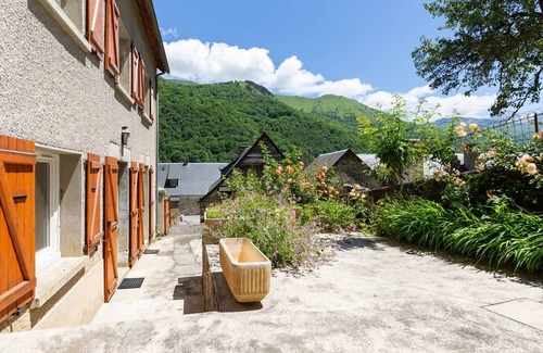 Avajan House | Charming 10-Person House with Wifi, Garden, and Terrace - 5 Min from Loudenvielle