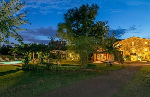 Bordils Cottage | Charming 11-Bedroom Masia with Private Pool Near Costa Brava, 22 Guests, Wi-Fi Included