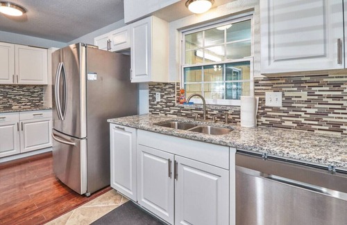 Temple Crest House | Charming 12-Guest Home with Pool & Fenced Backyard