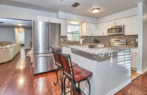 Temple Crest House | Charming 12-Guest Home with Pool & Fenced Backyard