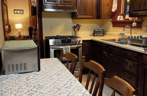 McClellandtown House | Charming 1825 historic home nestled in the heart of Deer Creek Winery. 12 guests