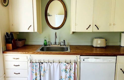 Winnsboro House | Charming 1885 Farmhouse-quiet street-1 minute to downtown and farmer's market!