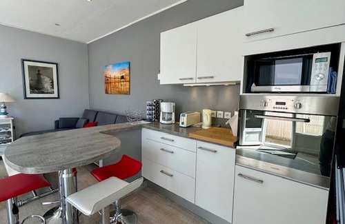Pontaillac House | Charming 1926 Villa Near Beach, Shops, and Private Parking