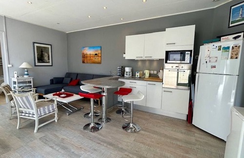 Pontaillac House | Charming 1926 Villa Near Beach, Shops, and Private Parking