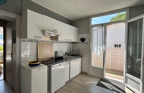 Pontaillac House | Charming 1926 Villa Near Beach, Shops, and Private Parking