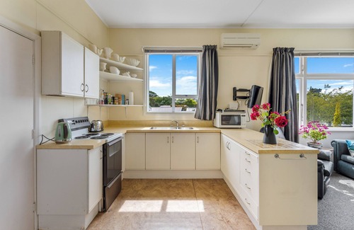 Karitane House | Charming 1960s Kiwi bach in peaceful Karitane, just 5 mins to beach & harbour.