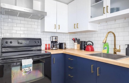 King West Village House | Charming 1BD Townhouse Near Lake
