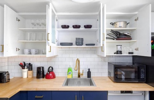 King West Village House | Charming 1BD Townhouse Near Lake