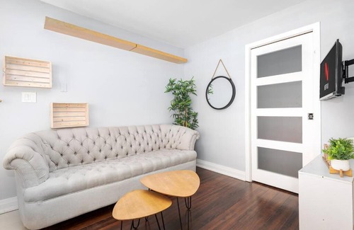 King West Village House | Charming 1BD Townhouse Near Lake