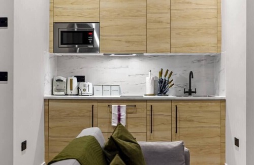 Springfield Apartment | Charming 1BR Oasis in the Heart of Clapton Common