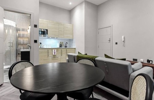 Springfield Apartment | Charming 1BR Oasis in the Heart of Clapton Common