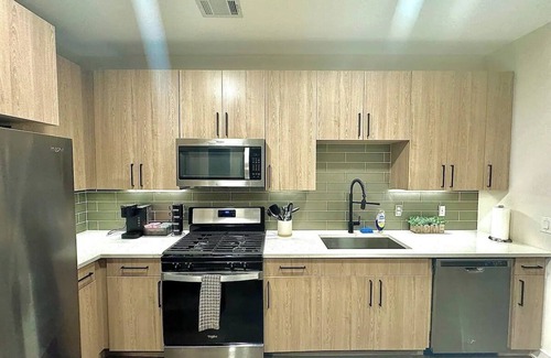 Reynoldstown Apartment | Charming - 1BR - Pool - BBQ Grill - Outdoor Dining Area