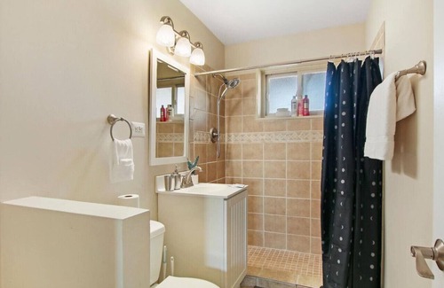 Arlington Heights Apartment | Charming 1BR Apartment with Full Amenities & Wi-Fi