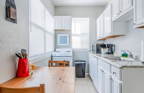 Historic Downtown Melbourne Apartment | Charming 1br wBalcony 2 blks to DNTN