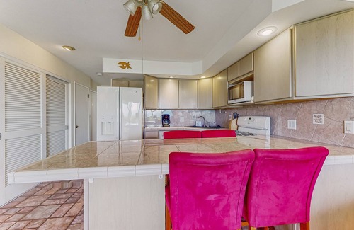Ualapue Condo | Charming 1st floor oceanfront condo with shared pool, tennis courts & W/D
