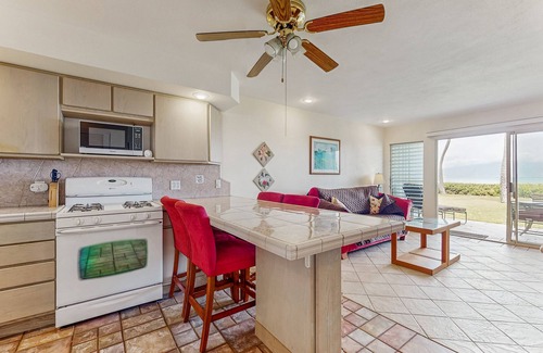 Ualapue Condo | Charming 1st floor oceanfront condo with shared pool, tennis courts & W/D