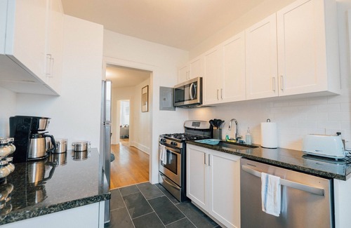 Detroit Apartment | Charming 2/1 Mid-Century Apt