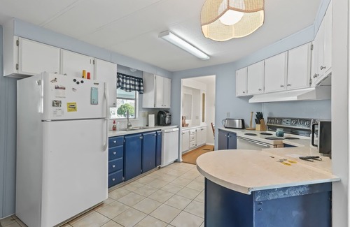 Silver Lake House | Charming 2/2 Manufactured Home in the Village of Silver Lake – Includes Golf Car