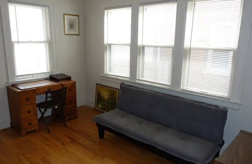 Grosse Pointe House | Charming 2-bedroom house with AC and WiFi in awesome Grosse Pointe Park