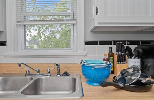 Deer Park Apartment | Charming 2-bd Apt in delightful Deer Park, OH with AC & strong WI-Fi