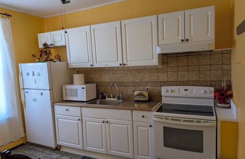 West New York Apartment | Charming 2-BDR apartment 900SF with Wi-Fi, AC, 20 minutes away from TS Manhattan