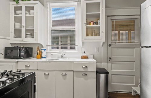Old East Dallas Apartment | Charming 2 Bed/1 Bath Retreat Near Baylor Hospital - - Sleeps 2 Adults Comfortab