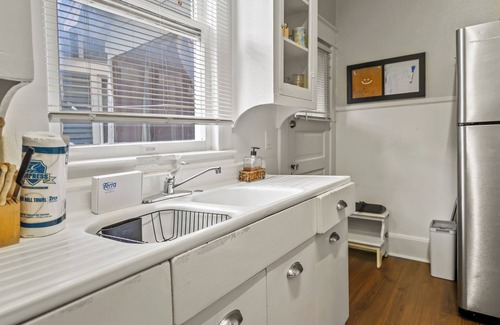 Old East Dallas Apartment | Charming 2 Bed/1 Bath Retreat Near Baylor Hospital - - Sleeps 2 Adults Comfortab