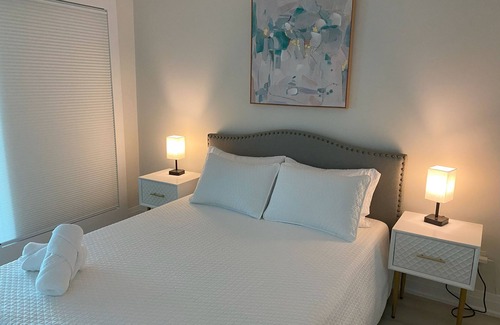 Fort York Condo | Charming 2 Bed/2 Bath condo + office. Close to everything in Downtownn