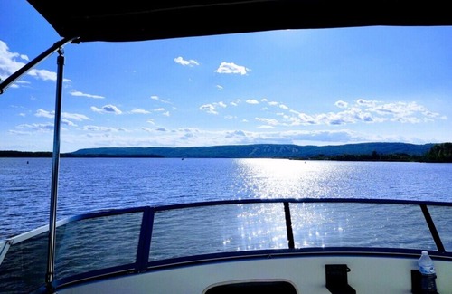 Riverside Boat Rental | Charming 2-bed 41’ boat on tranquil St. Louis River marina, Duluth w/AC, WiFi