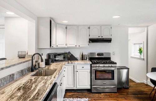 Salem Apartment | Charming 2-Bed Apt Free Parking King Bed 1 Mile to Downtown Salem!