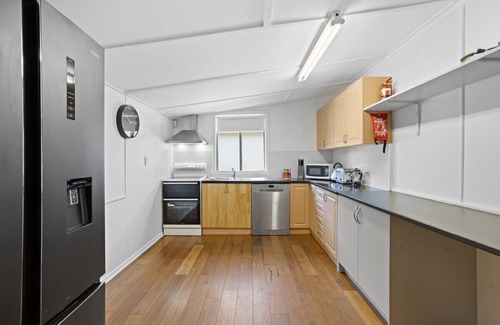Mitchelton House | Charming 2-Bed Cottage Near Local Shops