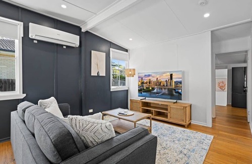 Mitchelton House | Charming 2-Bed Cottage Near Local Shops
