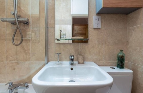 Hanham Apartment | Charming 2-Bed Flat with Garden