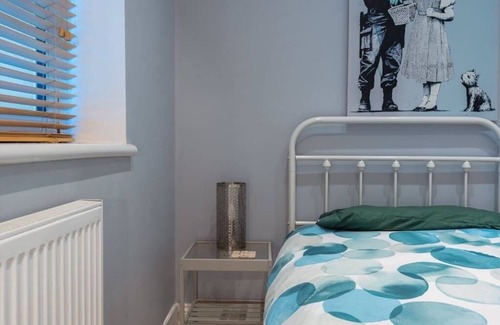 Hanham Apartment | Charming 2-Bed Flat with Garden