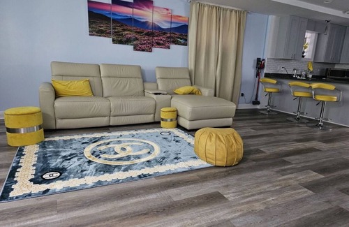 Near South Side Condo | Charming 2-bed Garden condo in beautiful Chicago + WiFi, AC, & private parking