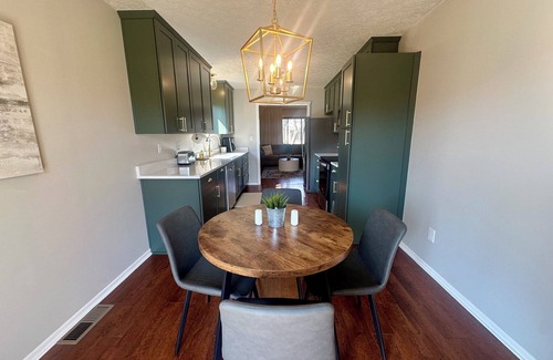 Grove City House | Charming 2-bed House w/King Bed & Garage in Grove City, Mins from 71 & Columbus