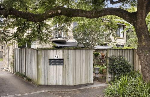 Ascot Apartment | Charming 2-Bed Terrace in Prestigious Ascot