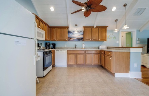 Country Club Estates Apartment | Charming 2-Bedroom Garage Apartment w/Deck, Shared Laundry & Outdoor Shower